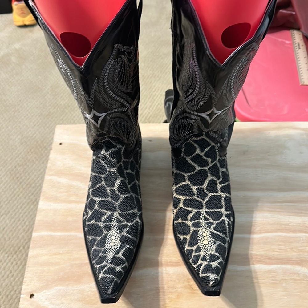 Herencia brand black/ white zebra design on Stingray western boots US 9 1/2 D